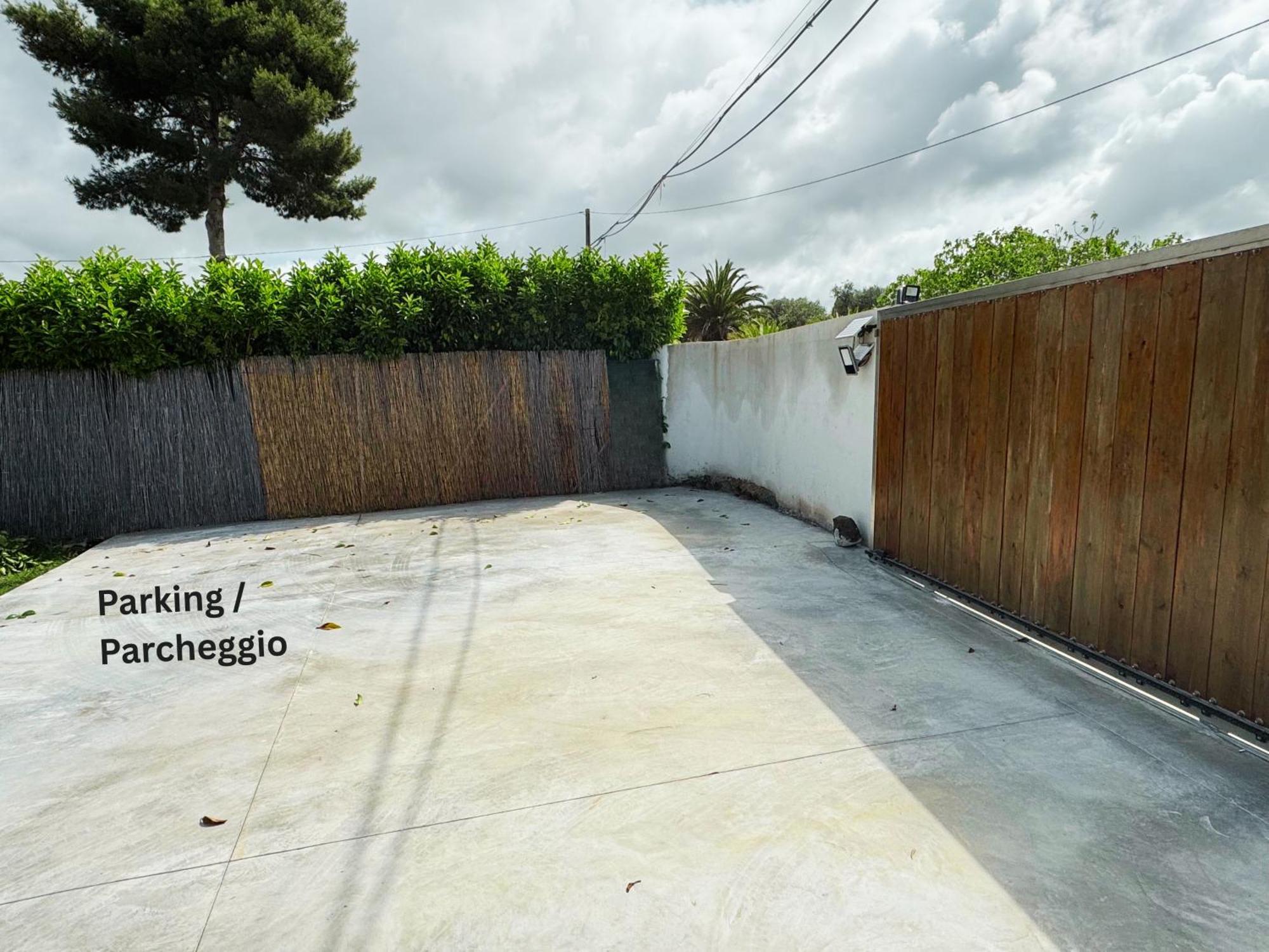Algherolux -Free Secure Gated Parking For Cars And Motorbikes Eksteriør bilde